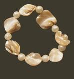 ARMBAND NIEUW PAREL MET SCHELP ELASTISCH, Ophalen of Verzenden, Nieuw, Overige materialen, Met bedels of kralen