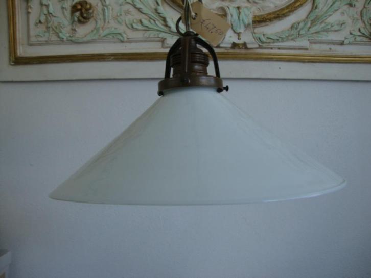 Oud Hanglampje melkglas ( opaal ) nr. 5, Huis en Inrichting, Lampen | Hanglampen, Gebruikt, Minder dan 50 cm, Glas, Metaal, Verzenden