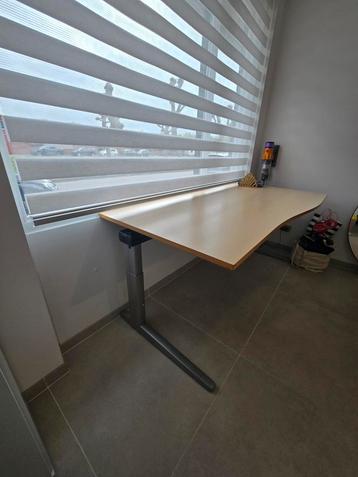 Ahrend bureau tafel.in hoogte verstelbaar beschikbaar voor biedingen