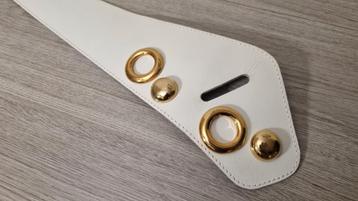 Vintage witte riem met goudkleurige details beschikbaar voor biedingen