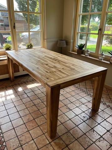 Massief eiken uitschuifbare eettafel is gerestaureerd beschikbaar voor biedingen