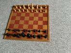 Houten Schaak en aan de andere zijde Dambord.  Met pionnen ., Een of twee spelers, Ophalen, Gebruikt