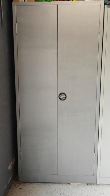 Stalen kast met slot (2 sleutels) 1# beschikbaar voor biedingen