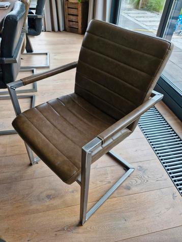 8 eetkamer stoelen industrieel gebruikt beschikbaar voor biedingen