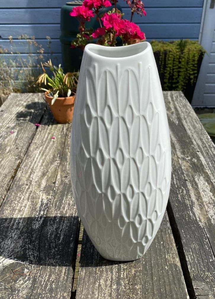 Leuke AK Kaiser Vaas - vintage retro west germany porselein, Huis en Inrichting, Woonaccessoires | Vazen, Zo goed als nieuw, Wit