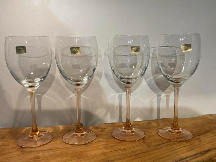 Set van 4 vintage wijnglazen roze voet, Luminarc nog in doos, Huis en Inrichting, Keuken | Servies, Zo goed als nieuw, Glas of Glazen