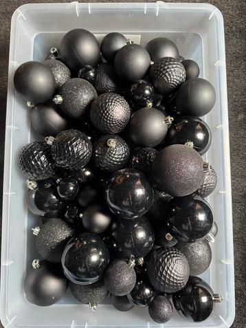 Zwarte kerstballen beschikbaar voor biedingen