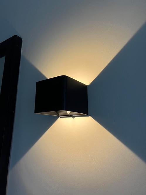 Zwarte kubus metalen LED lamp met bewegingsmelder., Huis en Inrichting, Lampen | Wandlampen, Nieuw, Ophalen of Verzenden
