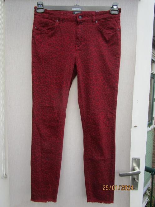 Broek ONLY  mt 36  rood/zwart panterprint, Kleding | Dames, Broeken en Pantalons, Zo goed als nieuw, Maat 36 (S), Rood, Lang, Verzenden