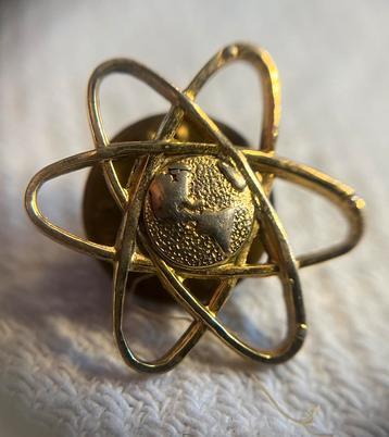 Vintage 1964 Atomic World Globe Science Pin beschikbaar voor biedingen
