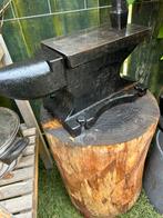 Aambeeld met tassen op houten bok, Antiek en Kunst, Antiek | Gereedschap en Instrumenten, Ophalen