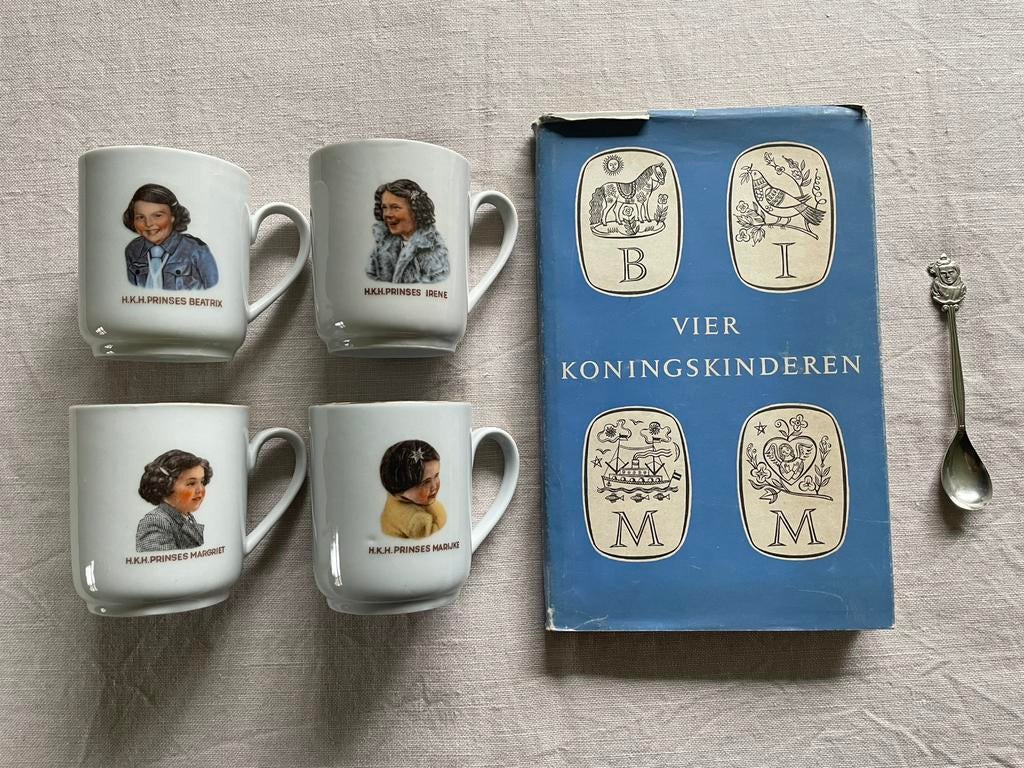 4 Kinderbekers prinsesjes Oranje-Nassau 1949 lepeltje boek, Ophalen of Verzenden, Zo goed als nieuw, Nederland, Servies