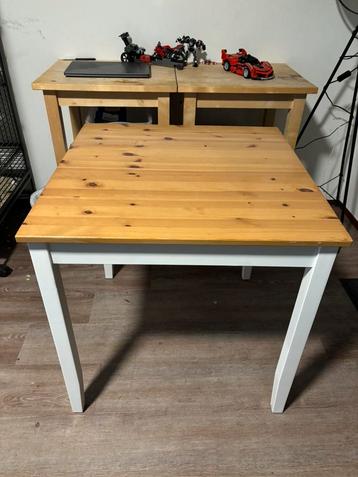 Witte houten tafel beschikbaar voor biedingen