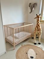 Houten ledikant inclusief matras en dekbed, Ophalen, Zo goed als nieuw, Jongetje of Meisje