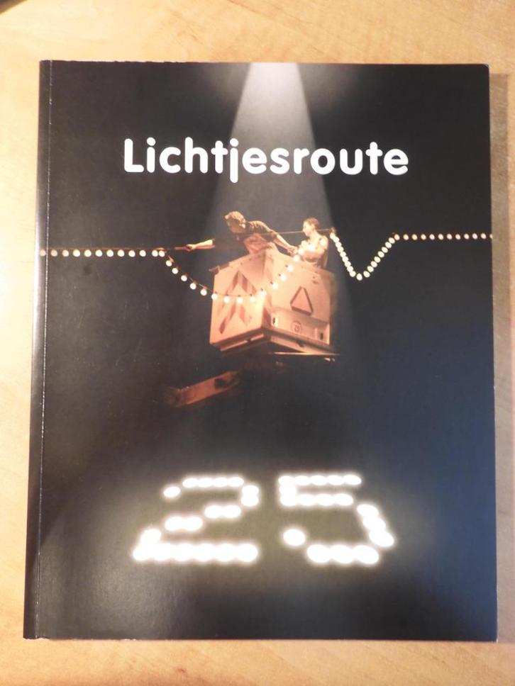 25 jaar Lichtjesroute Eindhoven n.a.v. viering bevrijding, Boeken, Geschiedenis | Stad en Regio, Zo goed als nieuw, 20e eeuw of later