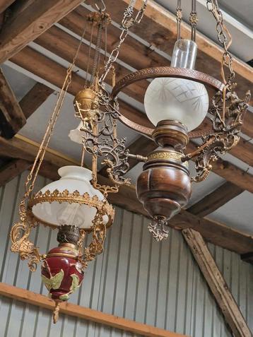 2 antieke Petroleum hanglampen majolica  beschikbaar voor biedingen