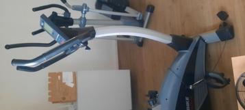 Twee elektriciteit fitness apparaten  een fiets en trap  beschikbaar voor biedingen
