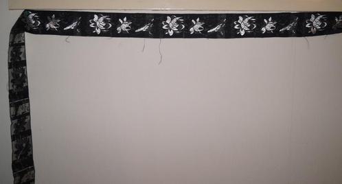 Lang stuk breed gebloemd zijden lint; folklore klederdracht, Antiek en Kunst, Antiek | Kleden en Textiel, Ophalen of Verzenden