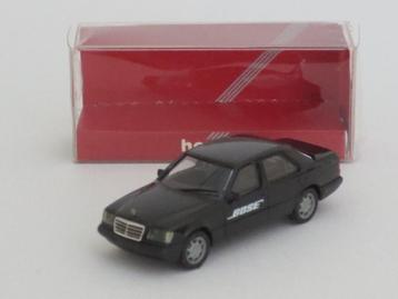 zwarte Mercedes-Benz E320, afdruk "Bose", Herpa, 1:87, zgan beschikbaar voor biedingen