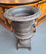 Grote tuinvaas met leeuwen koppen 88 cm hoog 60 cm doorsnee, Ophalen