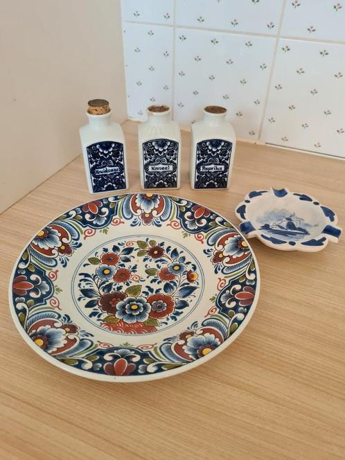 Delfts aardewerk, bord, asbak, kruidenpotjes., Antiek en Kunst, Antiek | Wandborden en Tegels, Ophalen of Verzenden