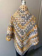 Gehaakte omslagdoek in geel, grijs en wit, Kleding | Dames, Mutsen, Sjaals en Handschoenen, Ophalen of Verzenden, Zo goed als nieuw