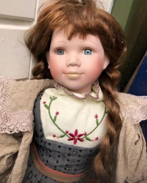 Prachtig aangeklede porseleinen meisjespop (65 cm), Verzamelen, Poppen, Zo goed als nieuw, Pop, Ophalen of Verzenden