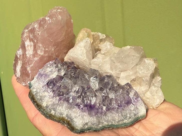 Gouden driehoek Amethist Bergkristal Rozenkwarts mineralen, Verzamelen, Mineralen en Fossielen, Mineraal, Ophalen of Verzenden