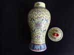Geel dekselvaasje, China, balustervorm, gaaf, vaas, Chinees, Antiek en Kunst, Antiek | Vazen, Ophalen of Verzenden