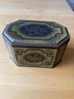 Vintage achtkantige blikken tabaksdoos bloempatroon goudtint, Verzamelen, Ophalen of Verzenden, Gebruikt, Overige, Overige merken