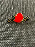 Pin God loves You - hartje religie, Ophalen of Verzenden, Zo goed als nieuw, Overige onderwerpen, Speldje of Pin