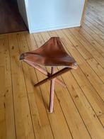 Vintage design krukje – houten driepoot met leren zitting, Huis en Inrichting, Krukjes, Ophalen, Gebruikt, Hout