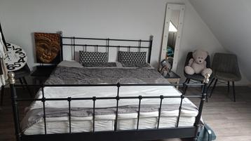 Tweepersoonsbed met lattenbodems beschikbaar voor biedingen