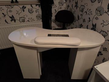 Witte nagel tafel met afzuiger beschikbaar voor biedingen