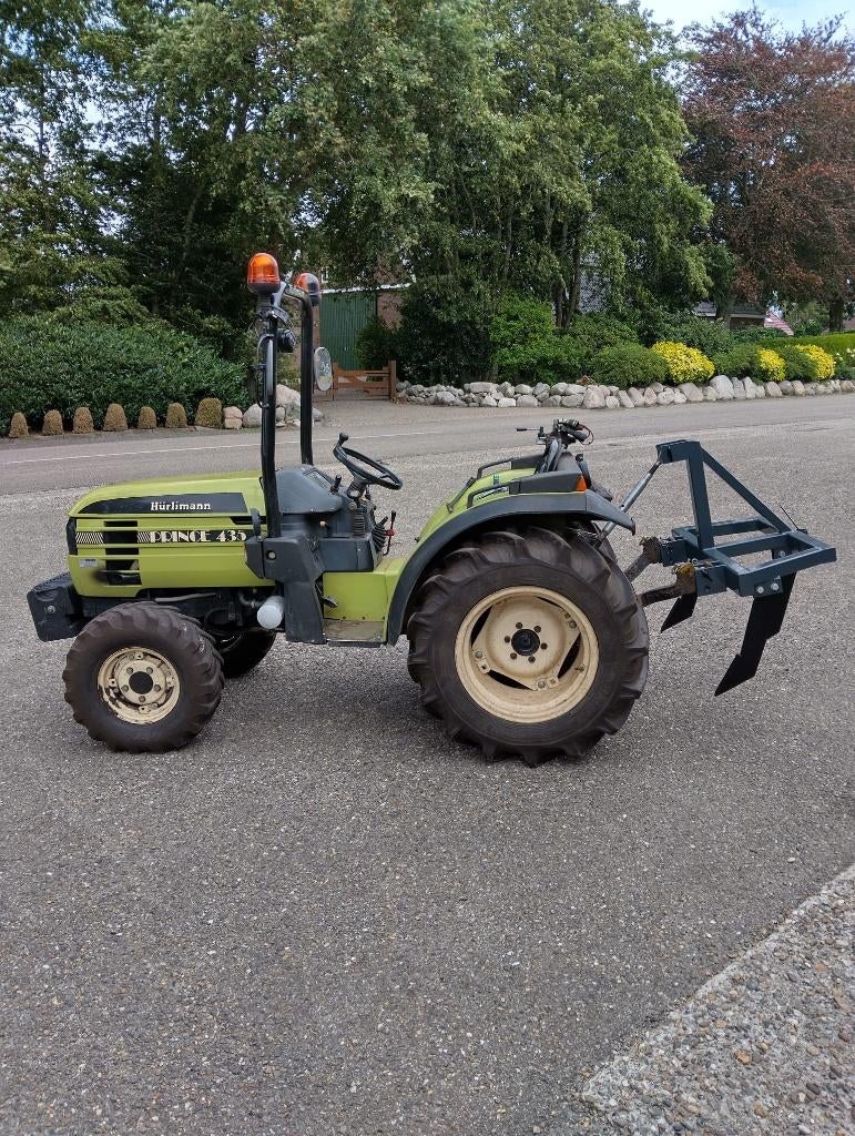 minitrekker met woelpoot en chauffeur, Ophalen