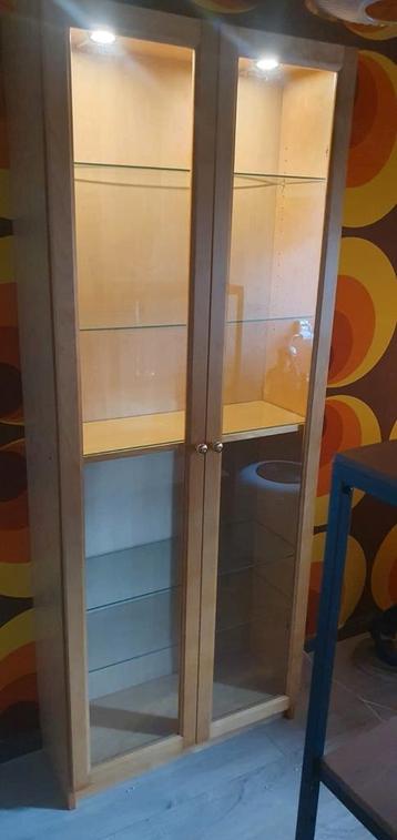 Ikea billy vitrine kast met 6 glazen leggers en verlichting  beschikbaar voor biedingen