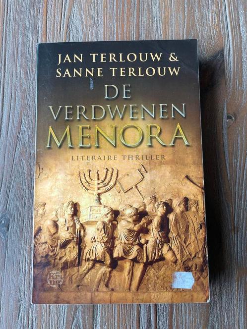 Jan Terlouw - De verdwenen menora, Boeken, Thrillers, Zo goed als nieuw, Nederland, Ophalen of Verzenden