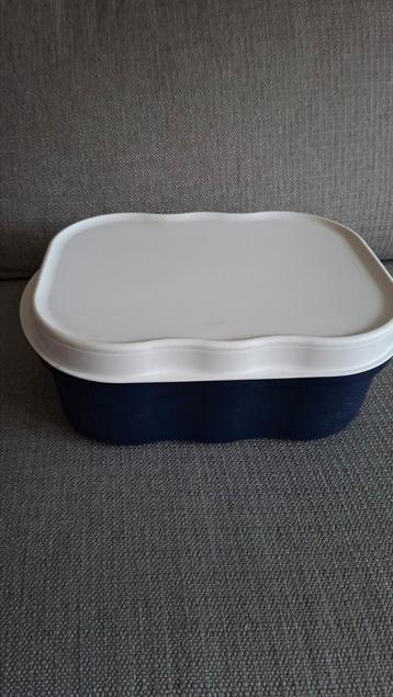 Tupperware brooddoos wit/blauw beschikbaar voor biedingen
