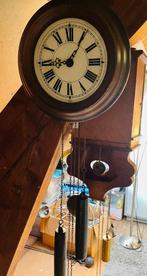 Houten wandklok met twee gietijzeren gewichten, Ophalen of Verzenden