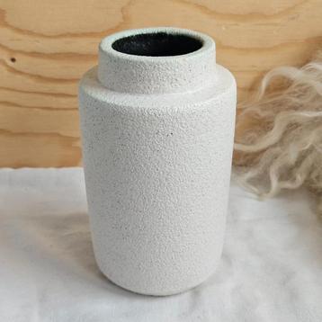 Retro wit strak vaasje beschikbaar voor biedingen