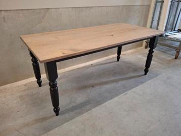 Nieuwe eikenhouten eettafel met gedraaide poten beschikbaar voor biedingen