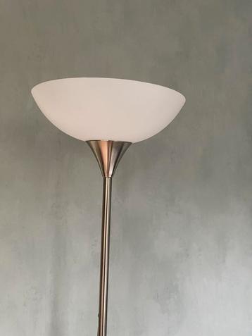 Moderne vloerlamp met leeslamp beschikbaar voor biedingen