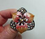 Vintage broche: bloem met aurora borealis + emaille, Overige materialen, 4 tot 7 cm, Met kristal, Ophalen of Verzenden