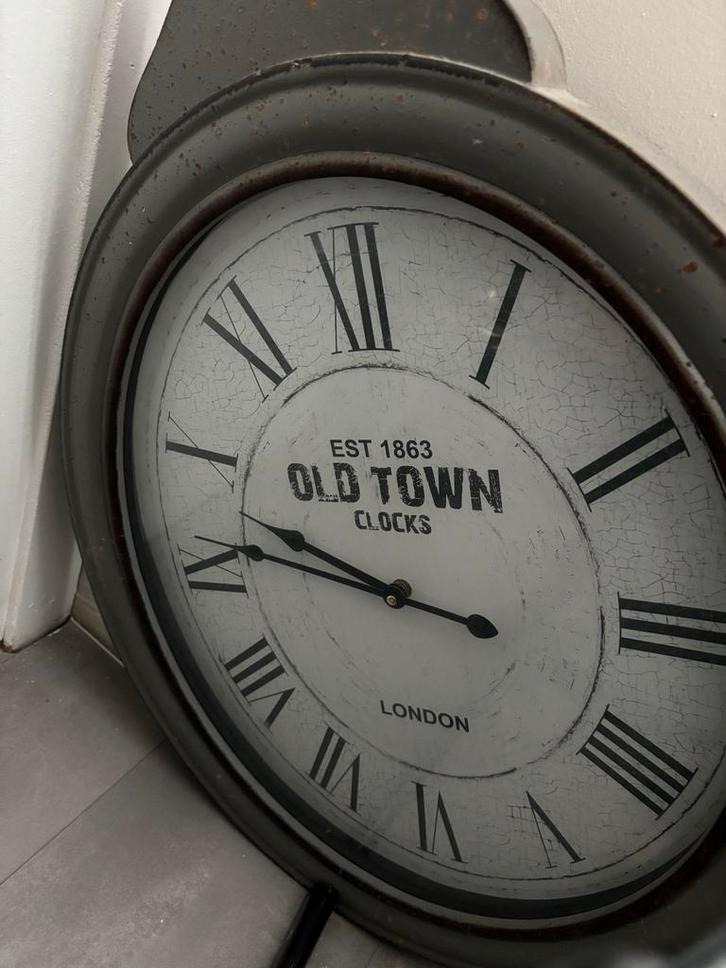 Vintage Wandklok Grijs - Old Town Clocks, Huis en Inrichting, Woonaccessoires | Klokken, Gebruikt, Wandklok, Analoog, Ophalen