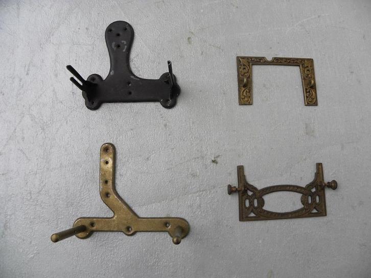 Metalen ophangbeugels 2, Antiek en Kunst, Antiek | Klokken, Ophalen of Verzenden