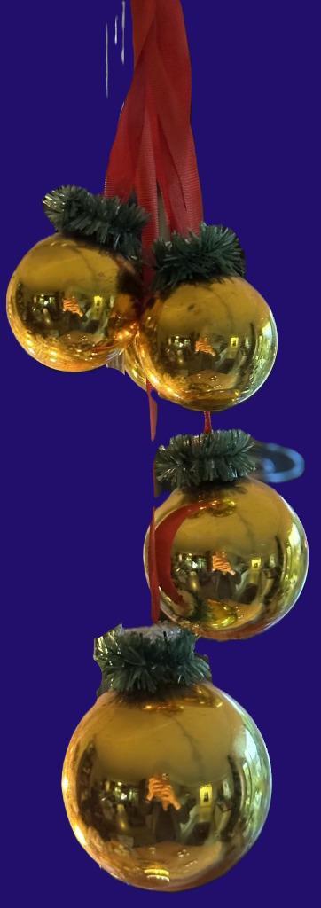 Tros vtg gouden kerstballen uit de gdr 4 stuks aan rood lint, Diversen, Kerst, Zo goed als nieuw, Ophalen of Verzenden