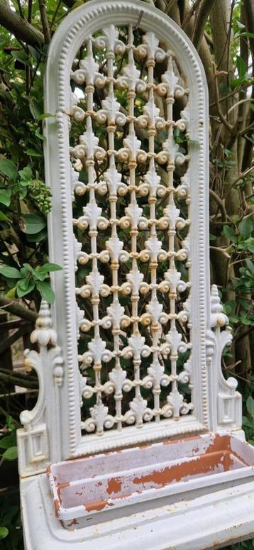 sierlijke hoge gietijzeren plantenhanger (brocante) beschikbaar voor biedingen