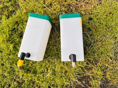 2 drinkflessen met nippel 1 liter, Dieren en Toebehoren, Pluimvee | Toebehoren, Zo goed als nieuw, Drinken en Voederen, Ophalen of Verzenden