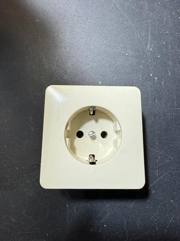 Wandcontactdoze (Peha) beschikbaar voor biedingen