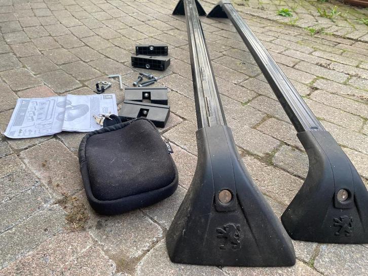 Complete dakdragers set met sleutel origineel Peugeot 5008, Auto diversen, Dakdragers, Zo goed als nieuw, Ophalen